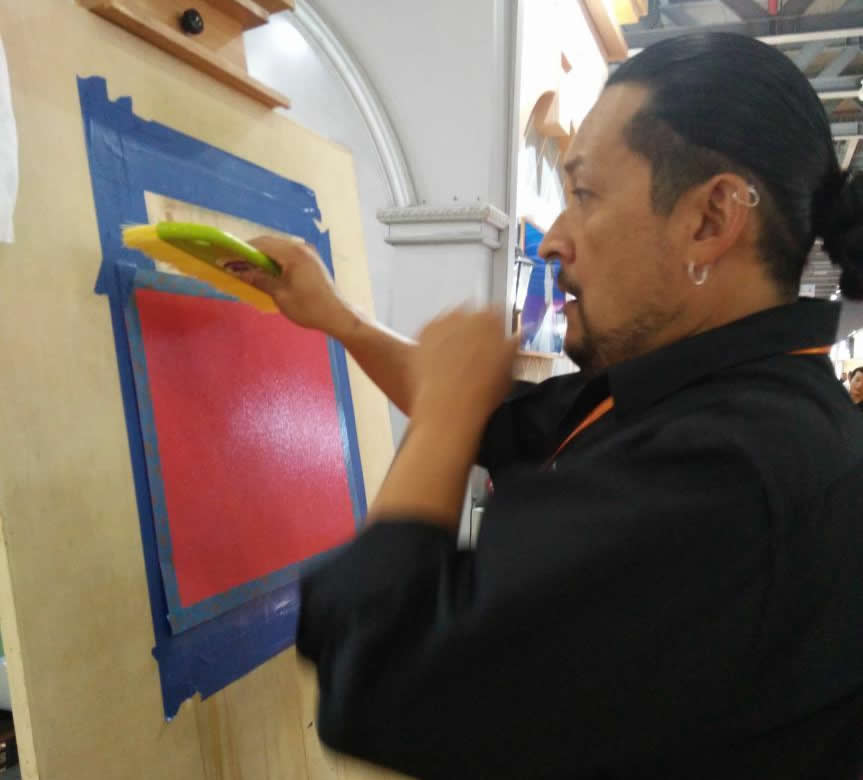 美国MM艺术涂料资深艺术与创意和技术总监Joe Saenz，在广州建博会现场创意制作